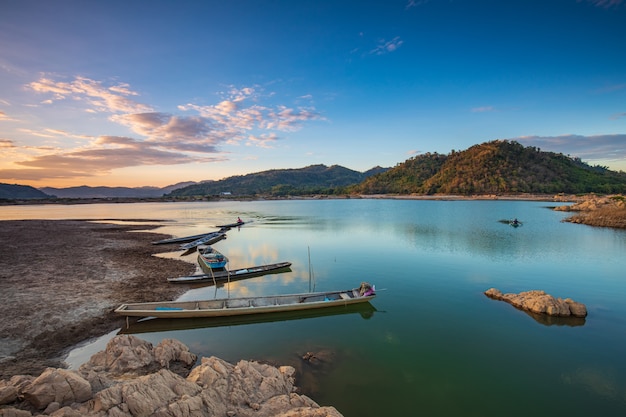 Barcos en el río al amanecer