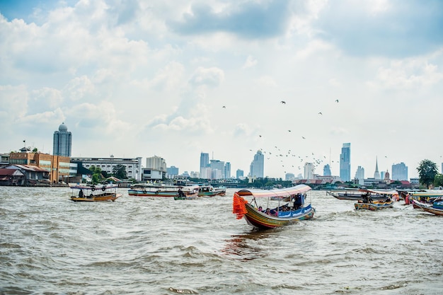 Barcos en el río en Bangkok