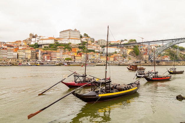 Foto barcos en el río duero con vistas a la ciudad de oporto en portugal