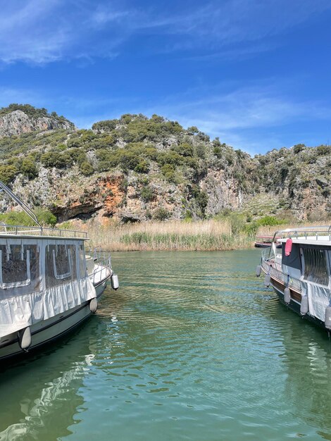 Foto barcos en el río en las montañas azules