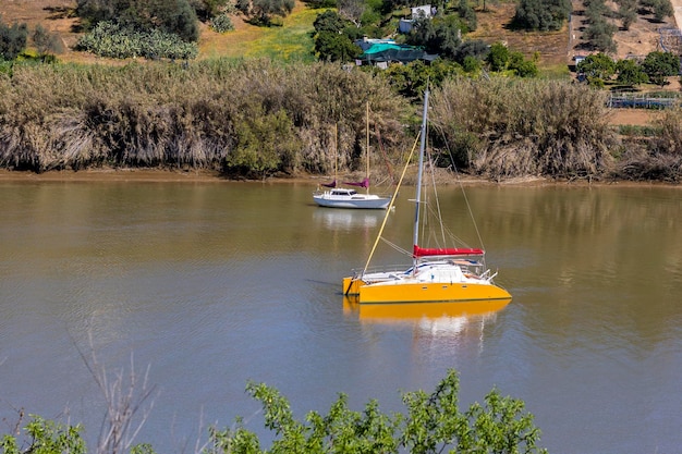 Barcos en el río tranquilo del Guadiana