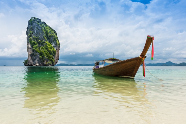 Barcos tailandeses y punto de referencia en la isla Po-da, provincia de Krabi