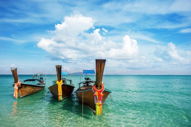 Barcos tailandeses tradicionais na praia na ilha tropical Tailândia Viagem paisagem férias de verão no Sudeste Asiático