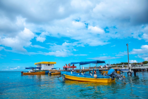 Barcos de taxi en West End en la isla de Roatán