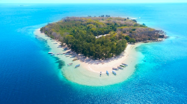 Barcos tradicionais ancorados na ilha de Gili Nanggu