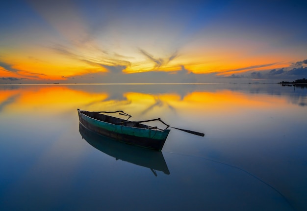 Barcos tradicionais ao pôr do sol