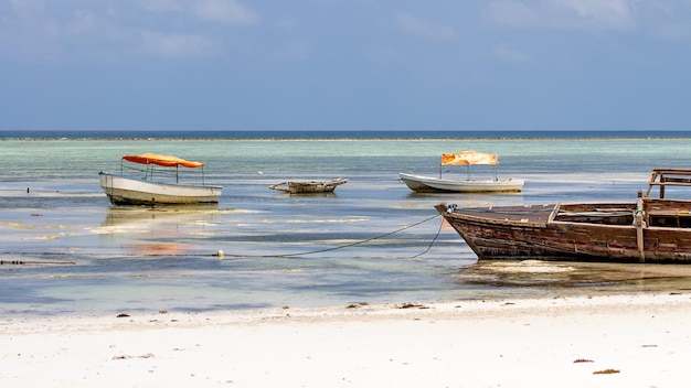 Barcos tradicionais da tanzânia contra o céu azul e o oceano. zanzibar.