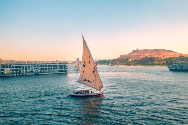 Barcos tradicionais de feluca no rio nilo, em assuã