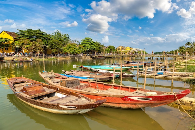 Barcos tradicionais em Hoi An, Vietnã