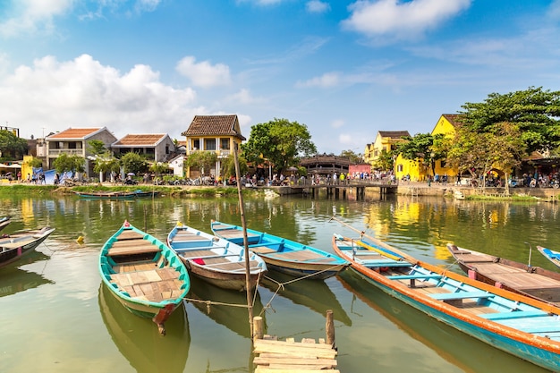 Barcos tradicionais em Hoi An, Vietnã