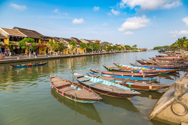 Barcos tradicionais em Hoi An, Vietnã