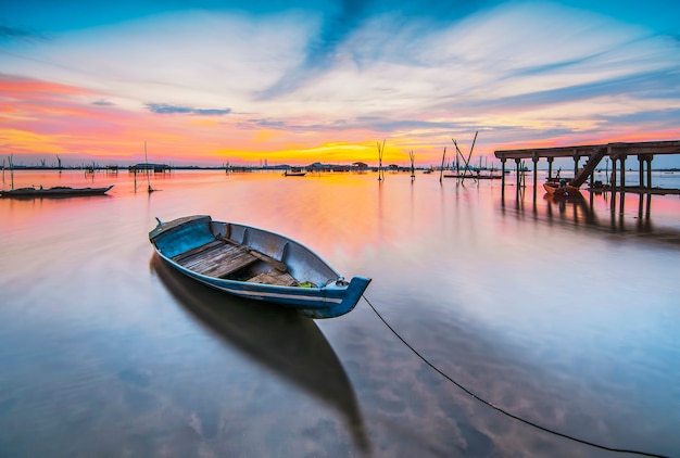 Barcos tradicionales en la belleza del atardecer