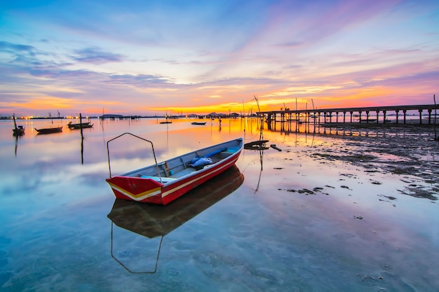 Barcos tradicionales en la belleza del atardecer