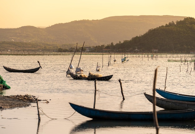 Barcos tradicionales en la laguna de O Loan al atardecer en la provincia de Phu Yen, Vietnam