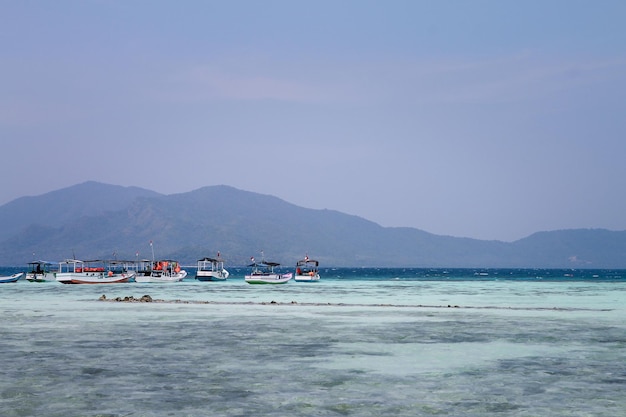 Barcos tradicionales Longtale en la hermosa playa Karimun Jawa Island Indonesia