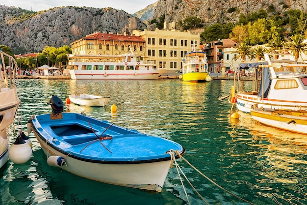 Barcos y transbordadores en el puerto del Mar Adriático de Omis, Croacia