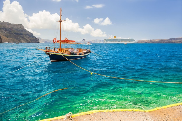 Barcos turísticos en la costa del mar. Puerto de la isla de Santorini, Grecia