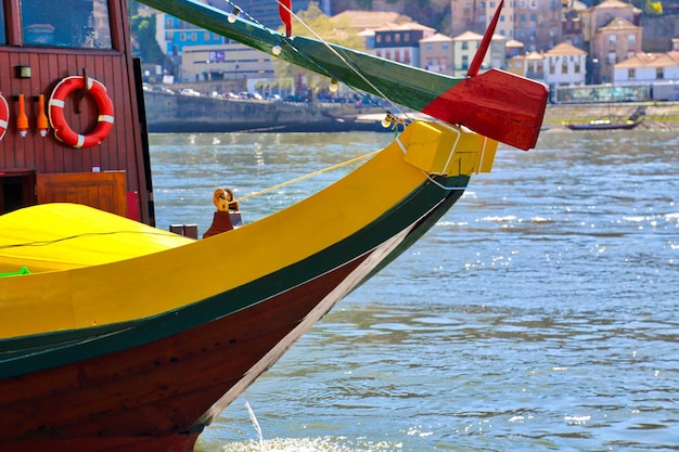 Barcos turísticos de portugal rio douro no centro histórico do porto