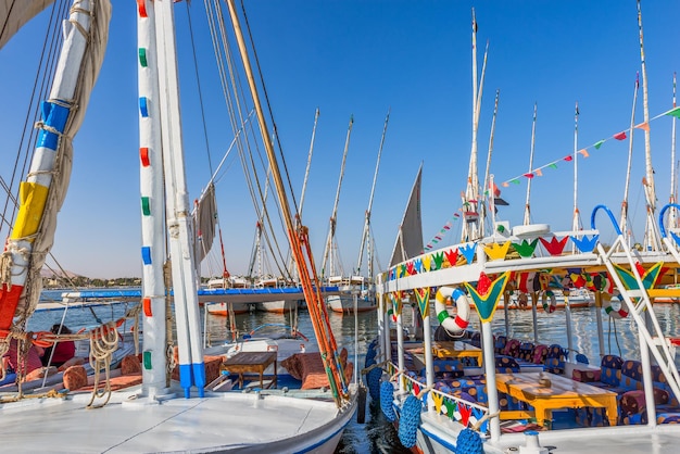 Barcos turísticos egípcios ancorados na margem do Nilo, Luxor