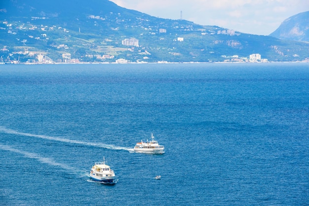 Barcos turísticos navegan en el Mar Negro Crimea