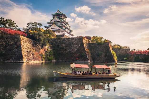 Barcos turísticos perto de templo de osaka no japão