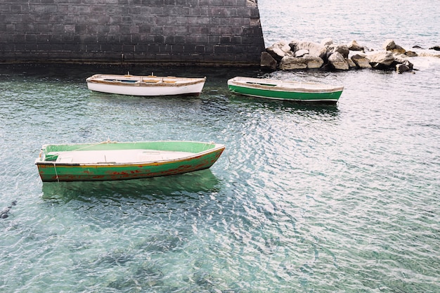 Barcos vacíos en el mar