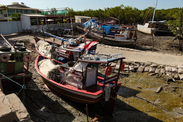 Foto barcos varados en el puerto de moj en pao do lumiar, ma, brasil