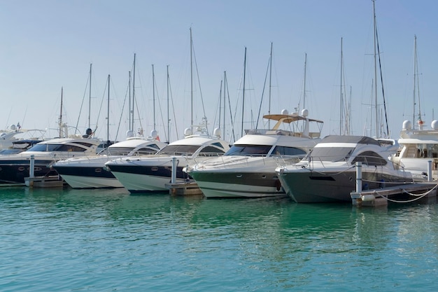 Barcos de vela amarrados en el puerto