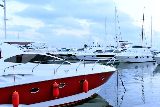 Barcos de vela en el puerto deportivo