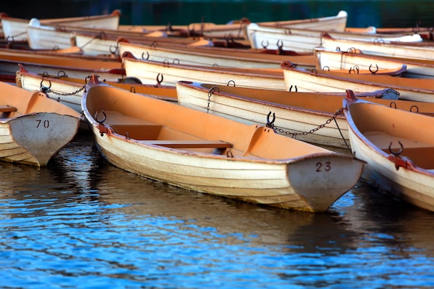 Barcos velhos no porto do parque