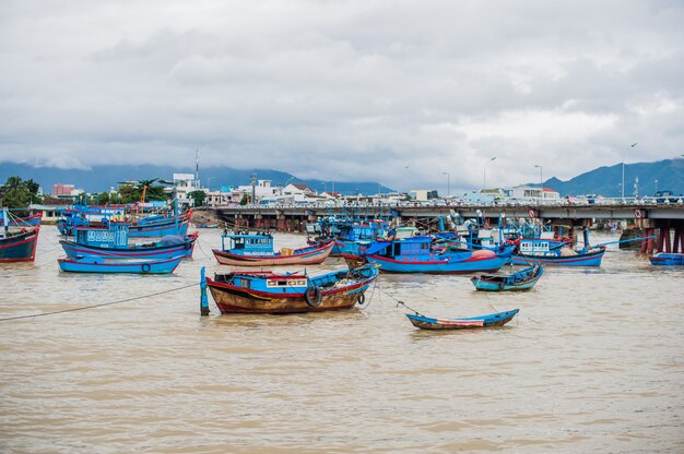 Barcos vietnamitas azules en el río