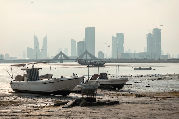 Barcos y vistas de la ciudad en la bahía de los pescadores en Manama, Bahréin