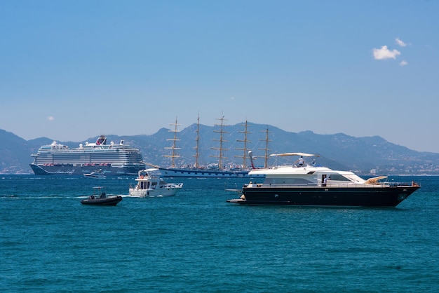 Barcos y yates en la costa de la ciudad de Cannes Francia