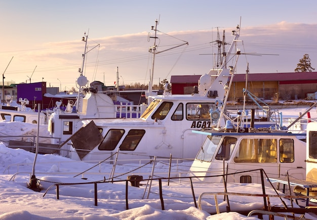 Barcos y yates en invierno Los barcos de White River pasan el invierno en la orilla entre grandes ventisqueros