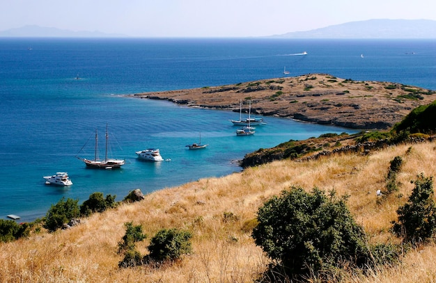 Barcos y yates en el mar Egeo en Turquía