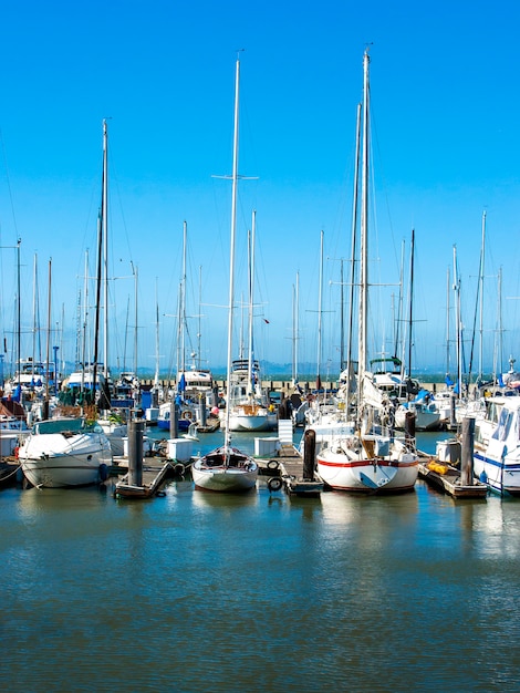 Barcos y yates en el muelle