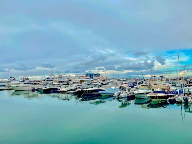 Barcos y yates en el puerto