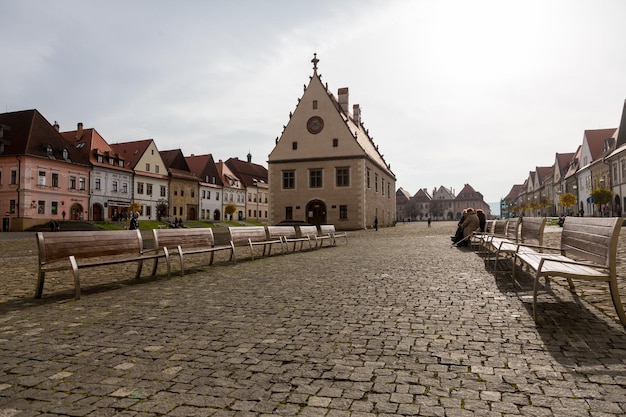 Bardejov eslováquia 7 de novembro de 2014 vista de outono da praça do mercado da cidade velha com a basílica gótica de st giles em bardejov eslováquia