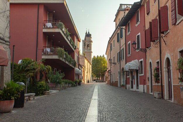 BARDOLINO, ITALIA 16 DE SEPTIEMBRE DE 2020: Callejón característico de Bardolino en Italia