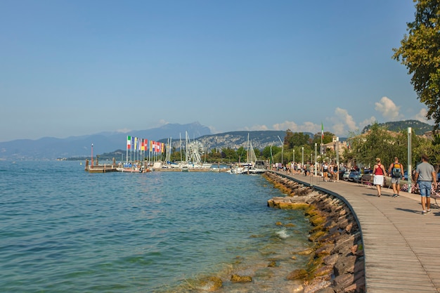 BARDOLINO, ITALIA 16 DE SEPTIEMBRE DE 2020: Vista panorámica del lago de Garda desde Bardolino