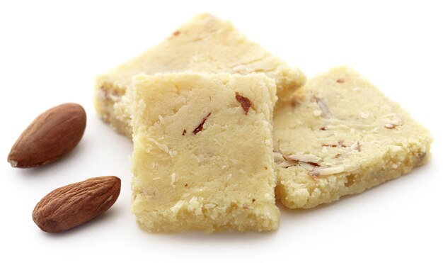 Barfi de almendras sabrosas sobre un fondo blanco