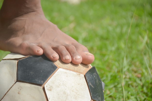 Foto barfuß auf dem alten fußball