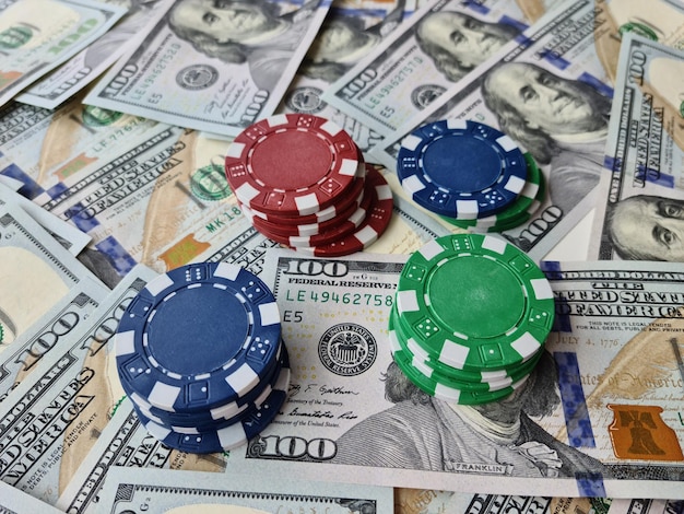 Bargeld-Dollar-Scheine und Casino-Chips