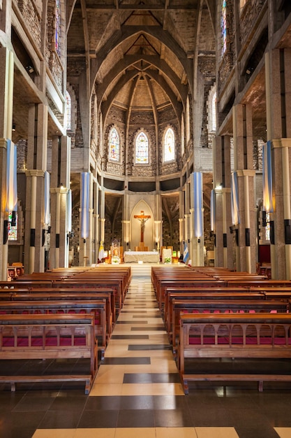 Foto bariloche, argentina - 27 de abril de 2016: interior da catedral de san carlos de bariloche. está localizada em bariloche, região da patagônia argentina.