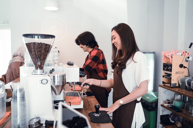 Barista arbeitet zusammen in der Küche