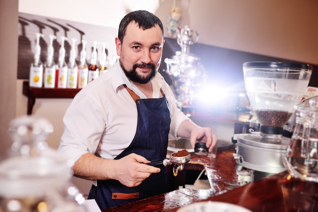 Barista barbudo haciendo café