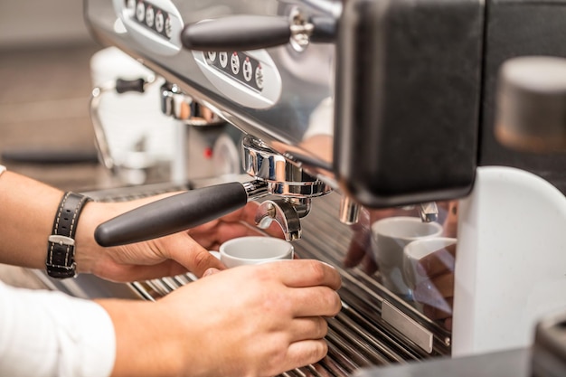 Barista bei der Arbeit