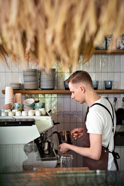 Foto barista bereitet getränk zu