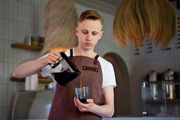 Barista bereitet Getränk zu