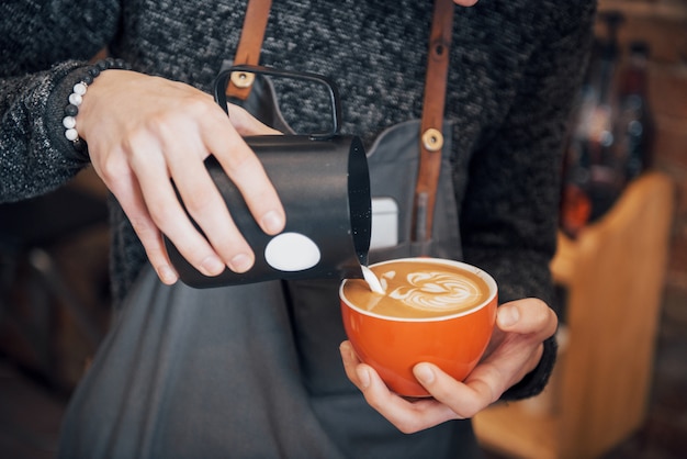 Barista bereitet Kaffee-Arbeitsauftragskonzept vor